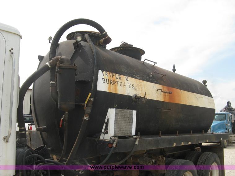 image for item K8729 1998 International 9100 vacuum truck