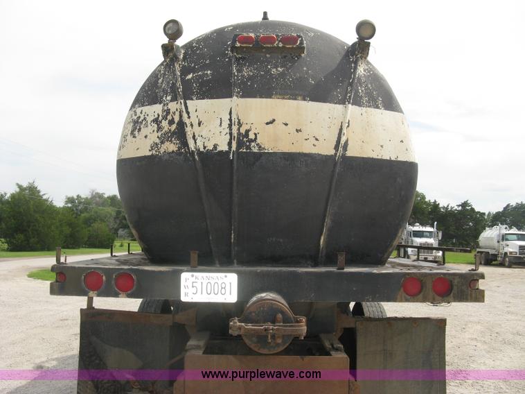 image for item K8729 1998 International 9100 vacuum truck
