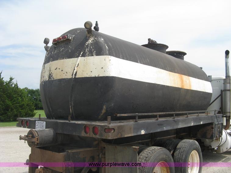 image for item K8729 1998 International 9100 vacuum truck