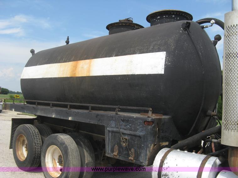 image for item K8729 1998 International 9100 vacuum truck