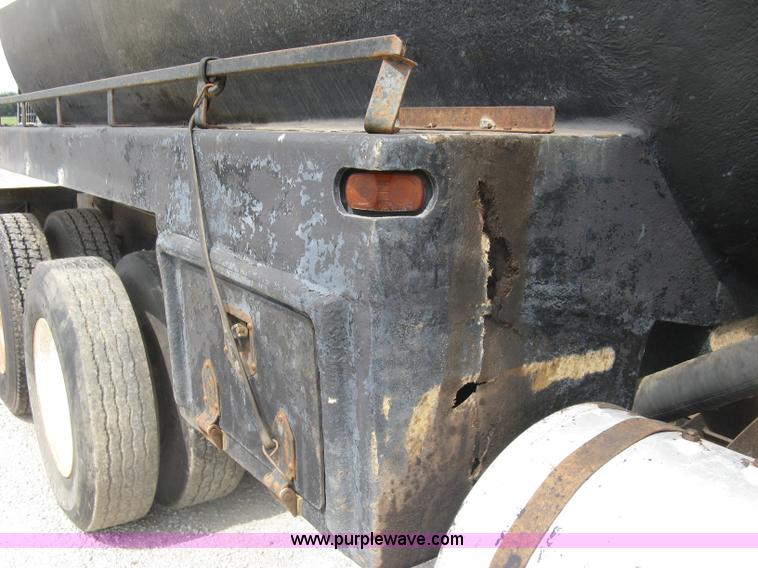 image for item K8729 1998 International 9100 vacuum truck