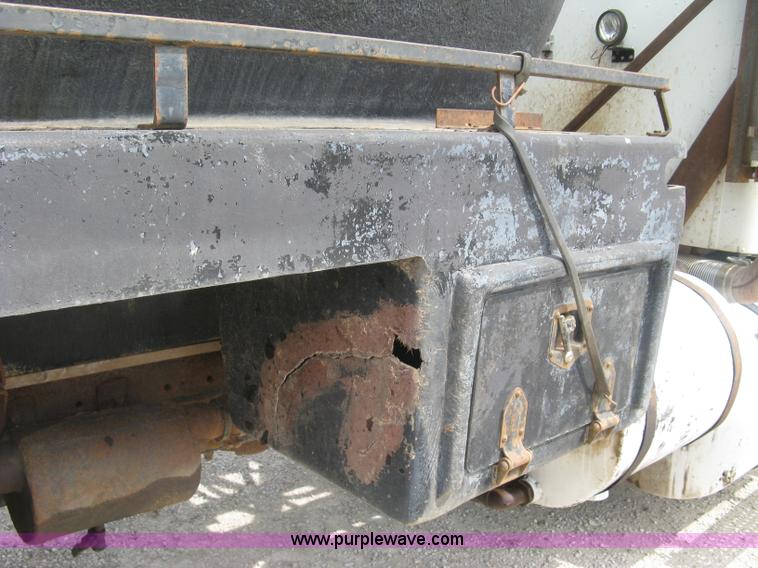 image for item K8729 1998 International 9100 vacuum truck