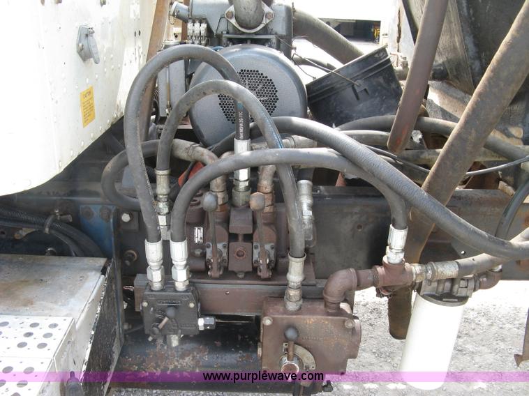 image for item K8729 1998 International 9100 vacuum truck