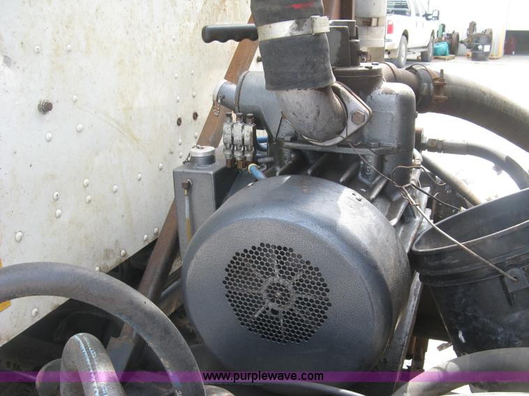 image for item K8729 1998 International 9100 vacuum truck