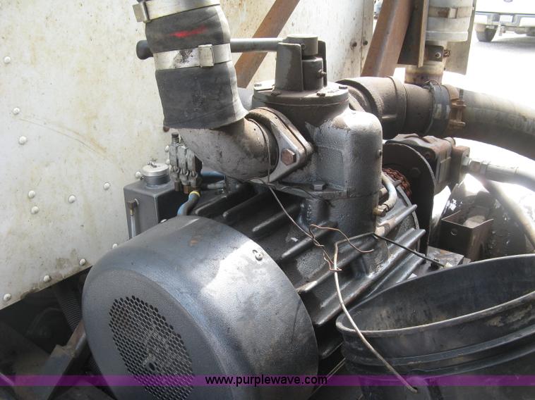 image for item K8729 1998 International 9100 vacuum truck