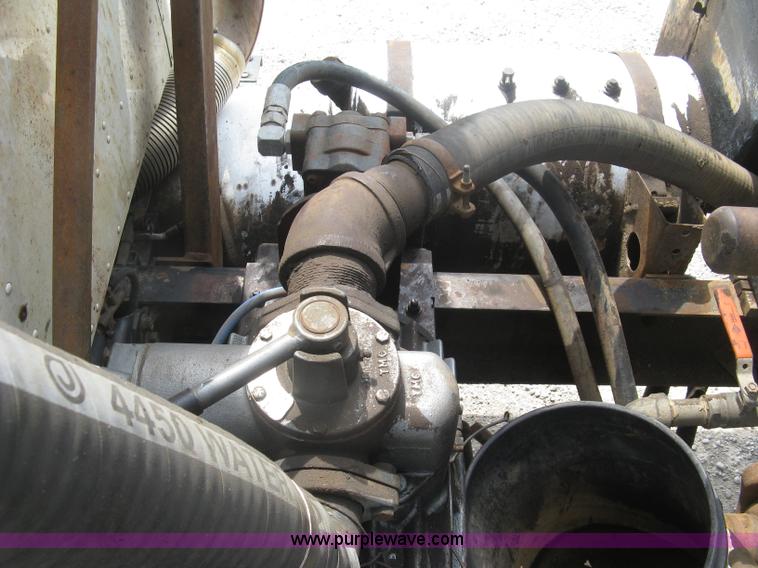 image for item K8729 1998 International 9100 vacuum truck