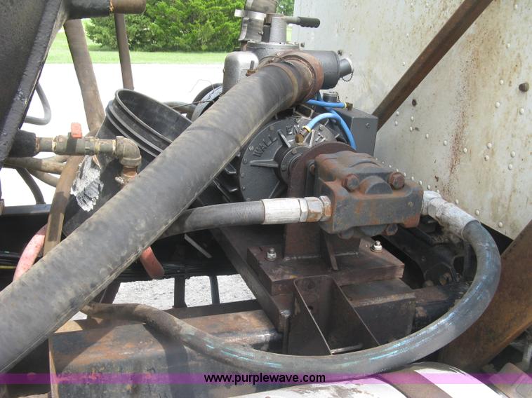 image for item K8729 1998 International 9100 vacuum truck