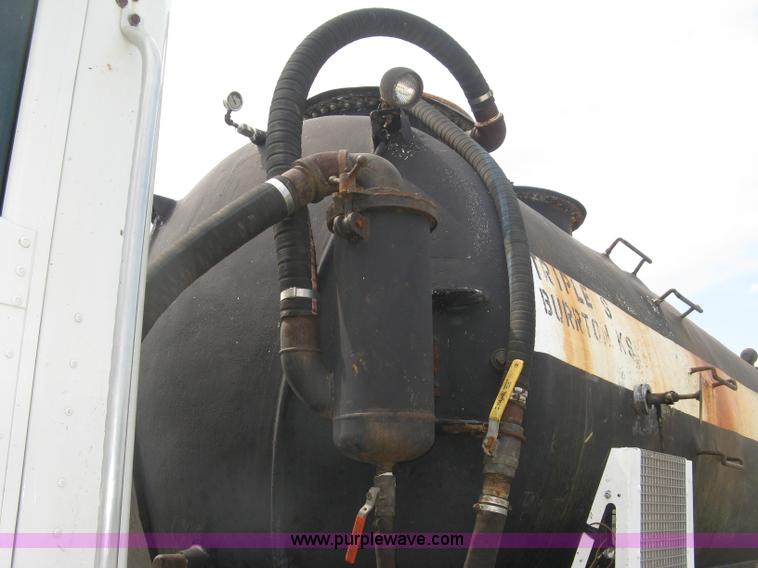 image for item K8729 1998 International 9100 vacuum truck