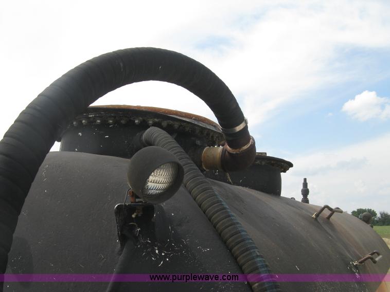 image for item K8729 1998 International 9100 vacuum truck