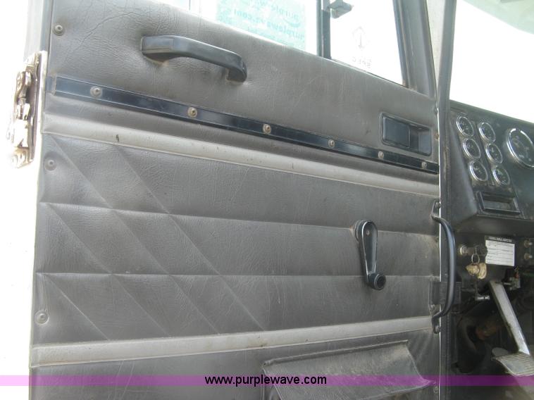 image for item K8729 1998 International 9100 vacuum truck