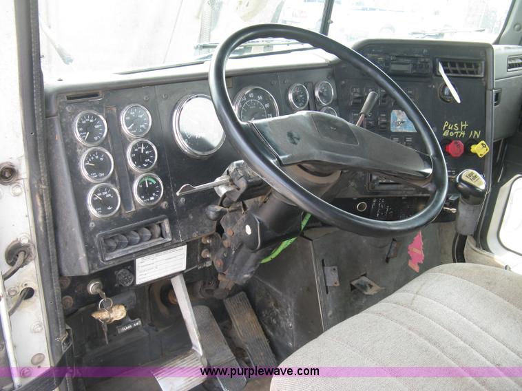 image for item K8729 1998 International 9100 vacuum truck