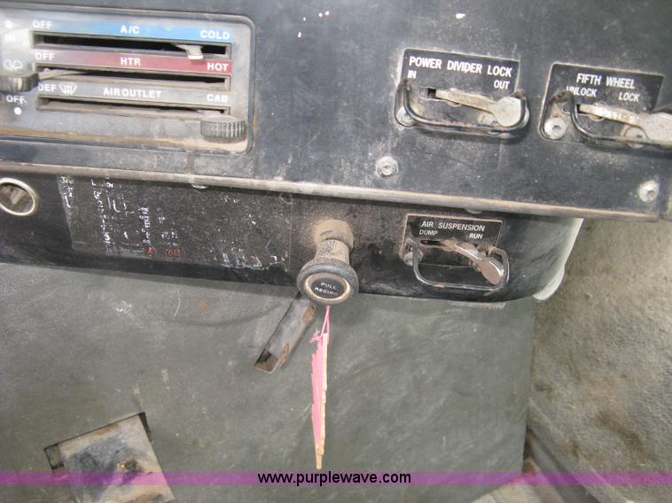 image for item K8729 1998 International 9100 vacuum truck