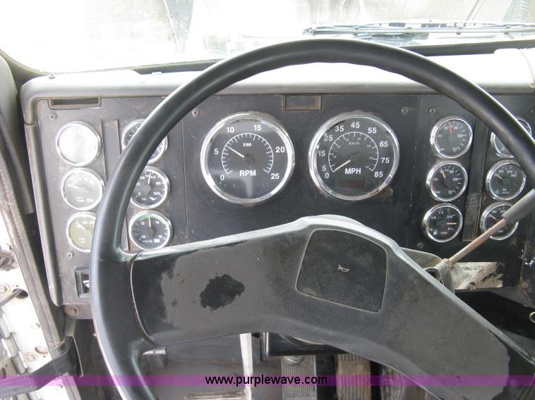 image for item K8729 1998 International 9100 vacuum truck