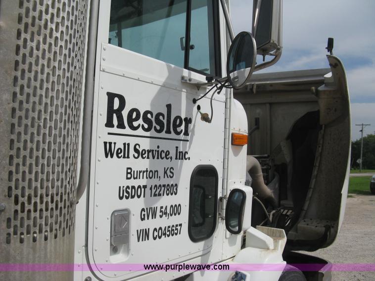 image for item K8729 1998 International 9100 vacuum truck