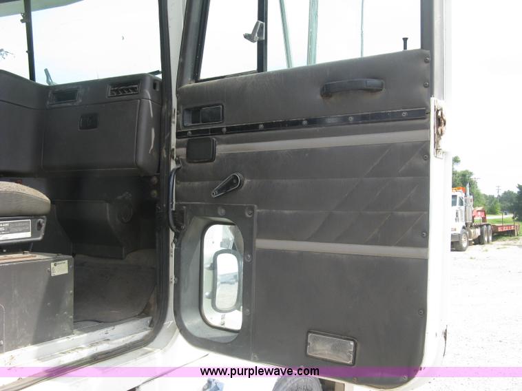 image for item K8729 1998 International 9100 vacuum truck