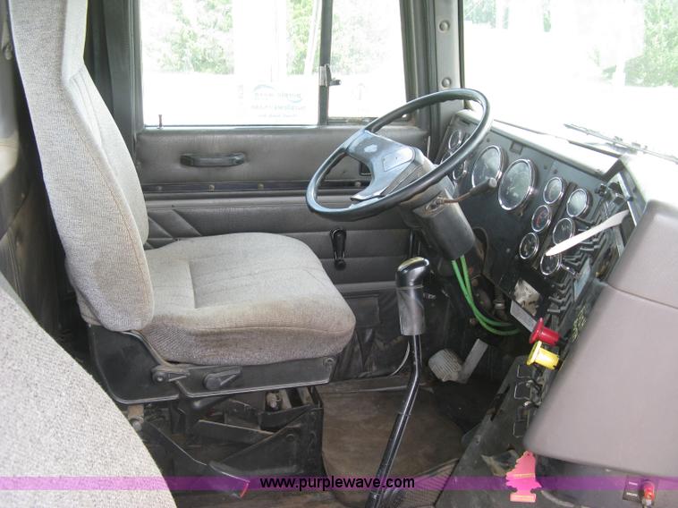 image for item K8729 1998 International 9100 vacuum truck