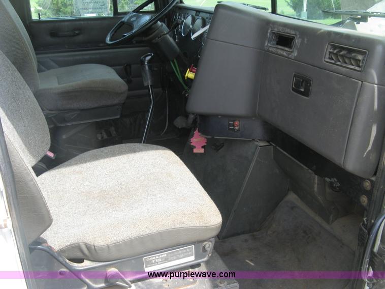 image for item K8729 1998 International 9100 vacuum truck