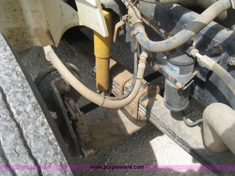 image for item K8729 1998 International 9100 vacuum truck