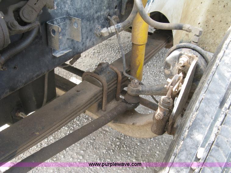 image for item K8729 1998 International 9100 vacuum truck