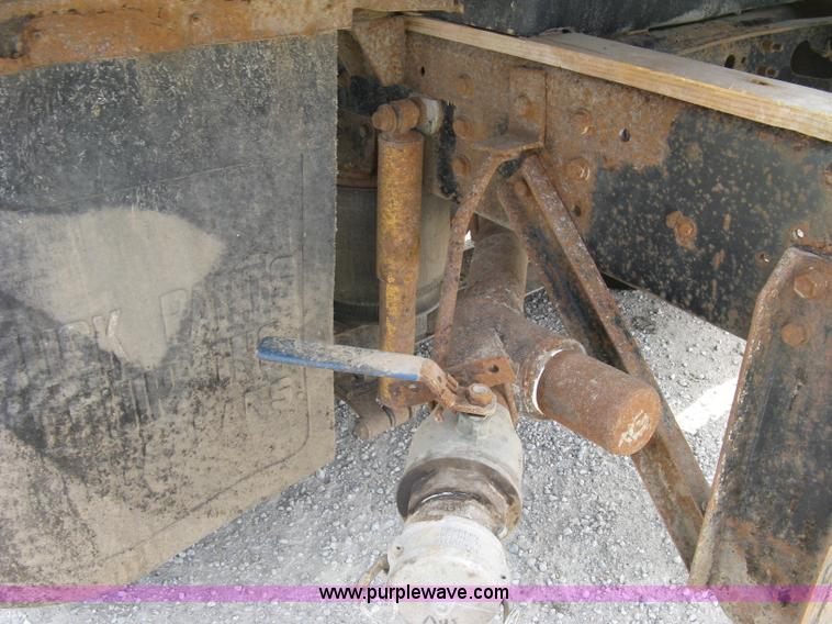 image for item K8729 1998 International 9100 vacuum truck