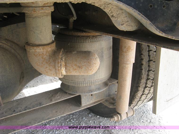 image for item K8729 1998 International 9100 vacuum truck