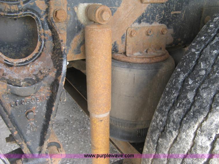 image for item K8729 1998 International 9100 vacuum truck