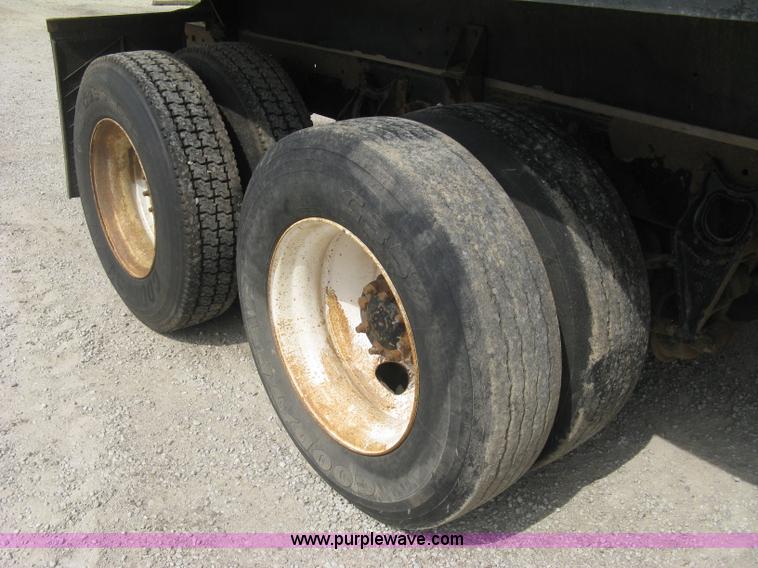 image for item K8729 1998 International 9100 vacuum truck