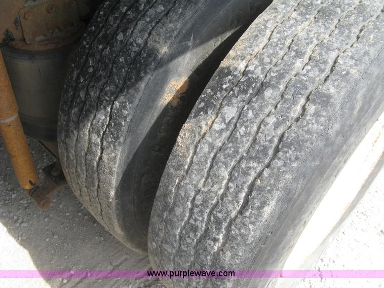 image for item K8729 1998 International 9100 vacuum truck