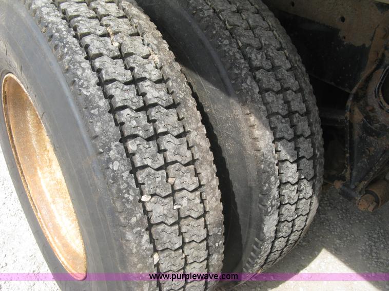 image for item K8729 1998 International 9100 vacuum truck