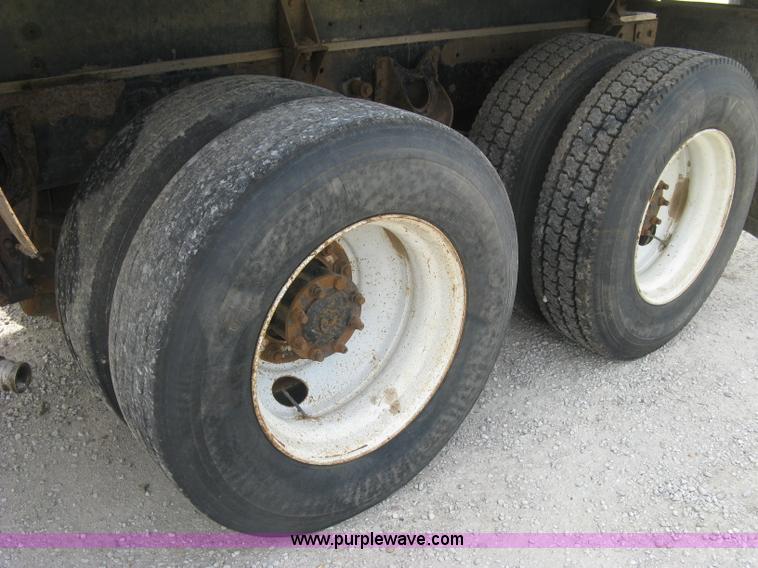 image for item K8729 1998 International 9100 vacuum truck