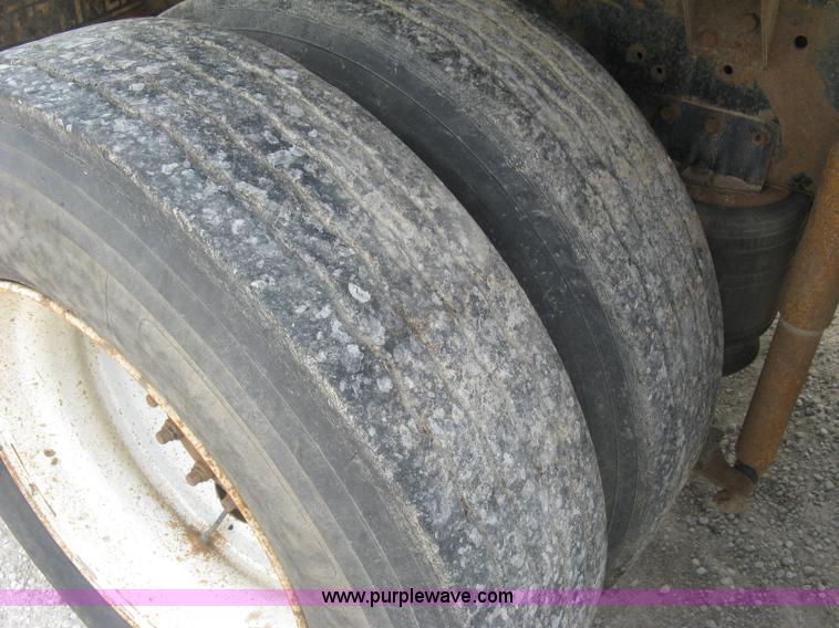 image for item K8729 1998 International 9100 vacuum truck