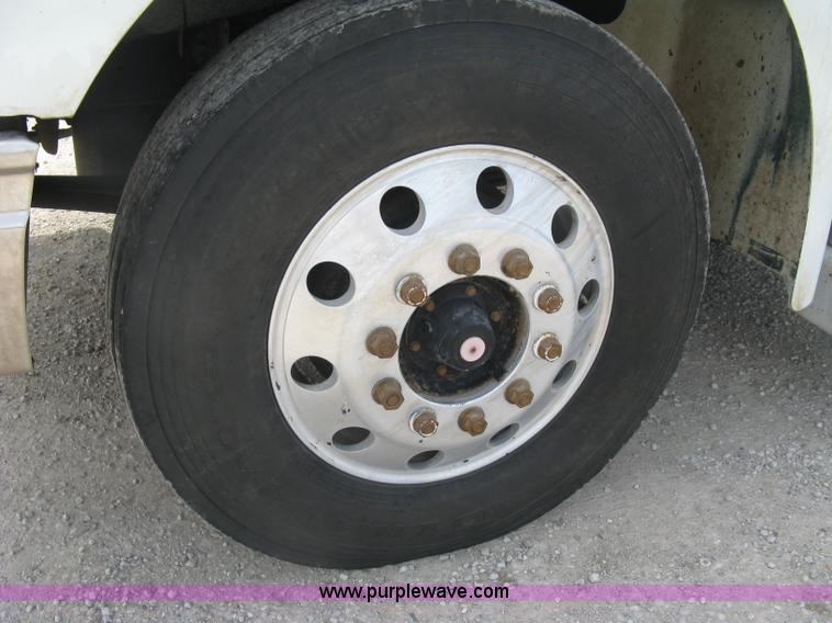 image for item K8729 1998 International 9100 vacuum truck