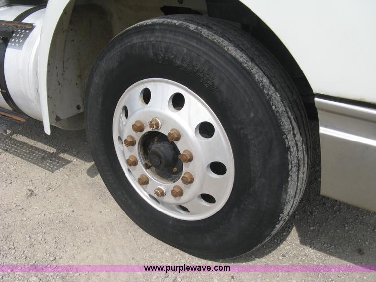 image for item K8729 1998 International 9100 vacuum truck