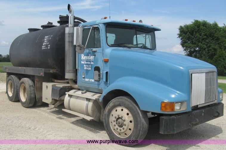 image for item K8730 1995 International 9400 vacuum truck