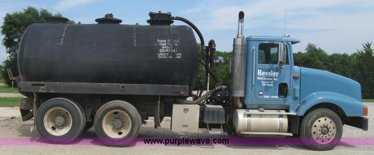 image for item K8730 1995 International 9400 vacuum truck
