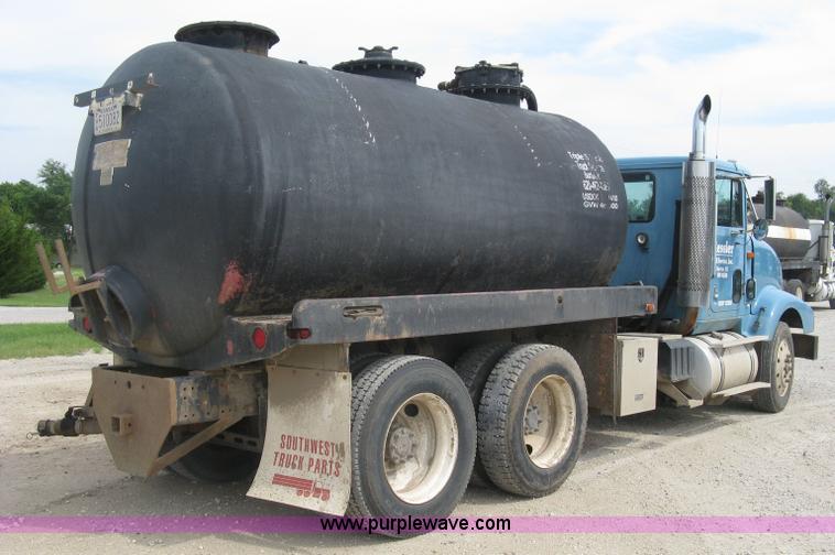 image for item K8730 1995 International 9400 vacuum truck
