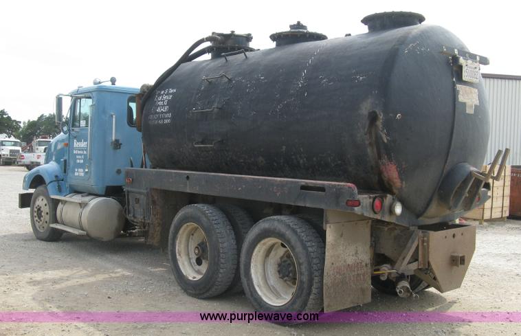 image for item K8730 1995 International 9400 vacuum truck