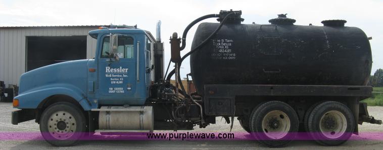 image for item K8730 1995 International 9400 vacuum truck