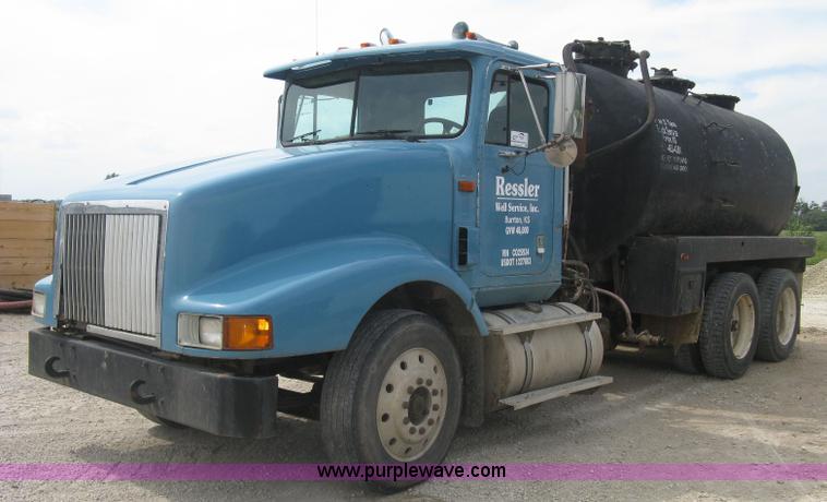 image for item K8730 1995 International 9400 vacuum truck