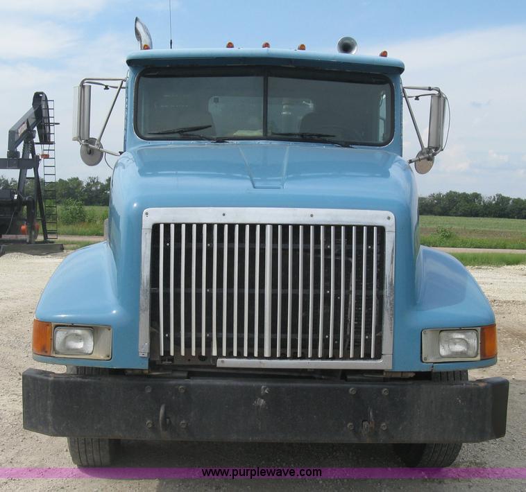 image for item K8730 1995 International 9400 vacuum truck