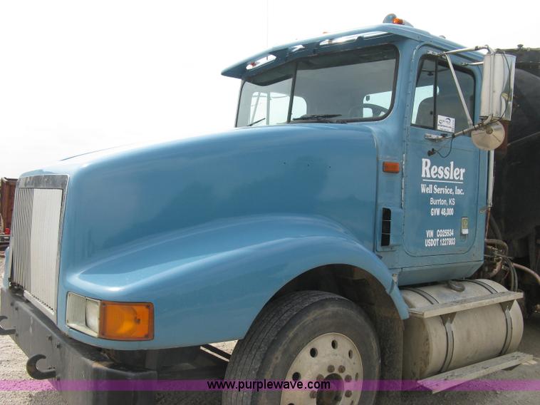 image for item K8730 1995 International 9400 vacuum truck