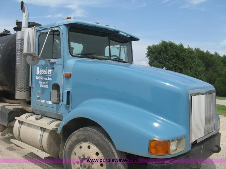 image for item K8730 1995 International 9400 vacuum truck