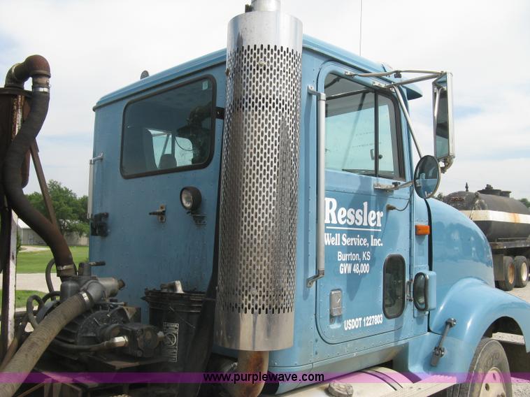 image for item K8730 1995 International 9400 vacuum truck