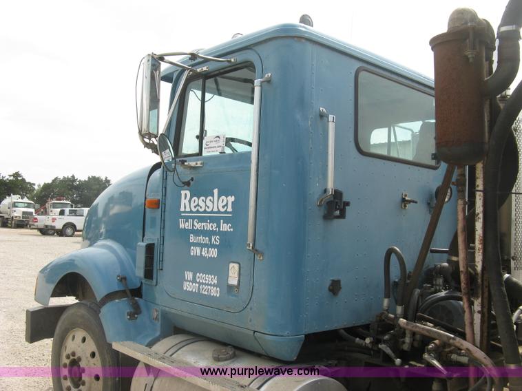 image for item K8730 1995 International 9400 vacuum truck