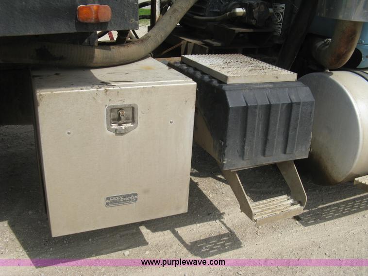 image for item K8730 1995 International 9400 vacuum truck