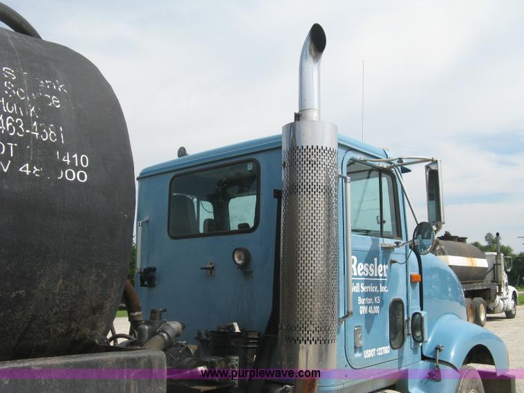 image for item K8730 1995 International 9400 vacuum truck