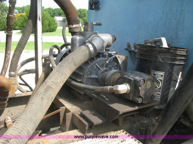 image for item K8730 1995 International 9400 vacuum truck