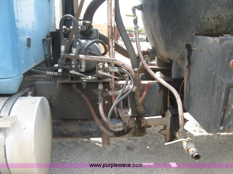 image for item K8730 1995 International 9400 vacuum truck