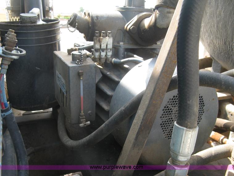 image for item K8730 1995 International 9400 vacuum truck