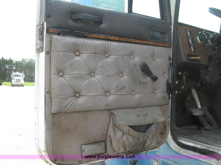 image for item K8730 1995 International 9400 vacuum truck